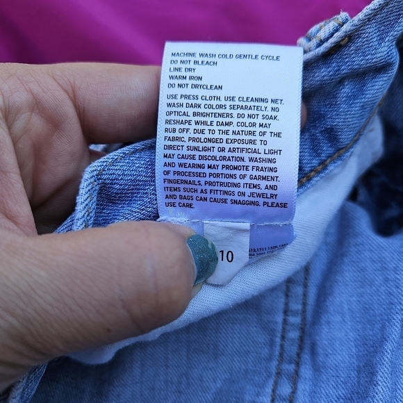 Uniqlo light wash mid-rise relaxed fit jeans busted knees size 10/30 28.5 inseam - Picture 5 of 6